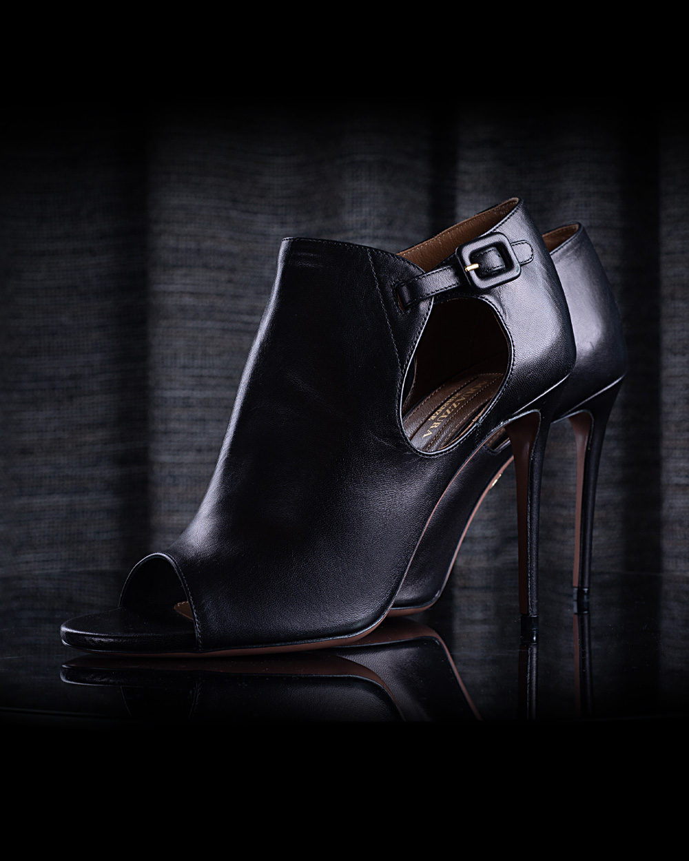 Botim c/fivela no tornozelo salto fino