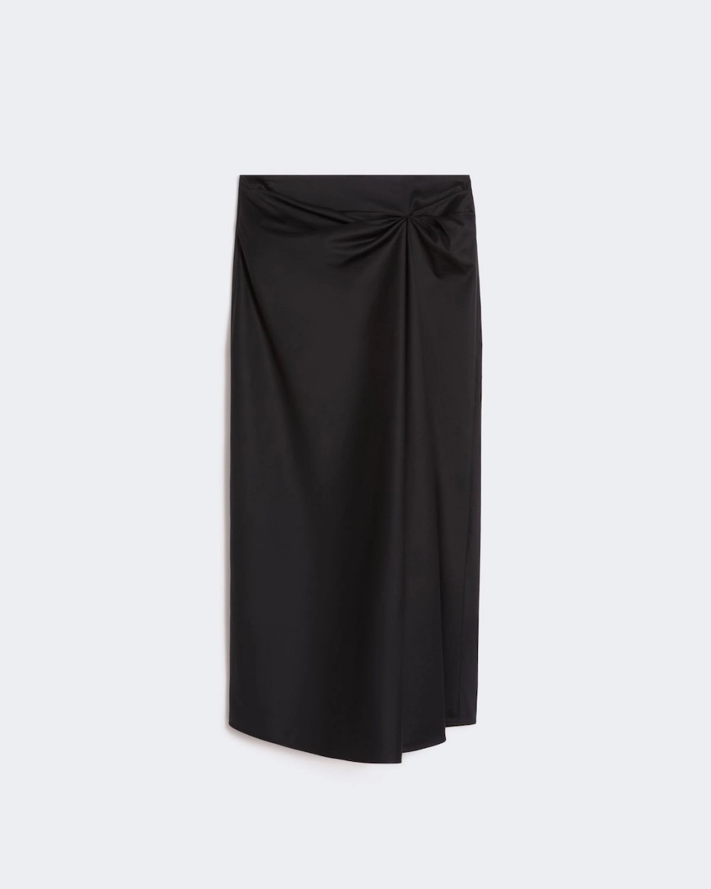 Saia comprida com prega assimétrica drapeada na parte frontal.