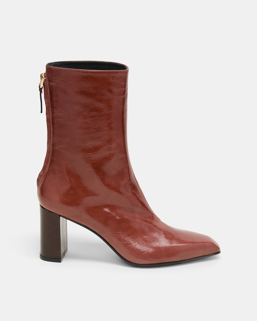 Botins em verniz texturizado